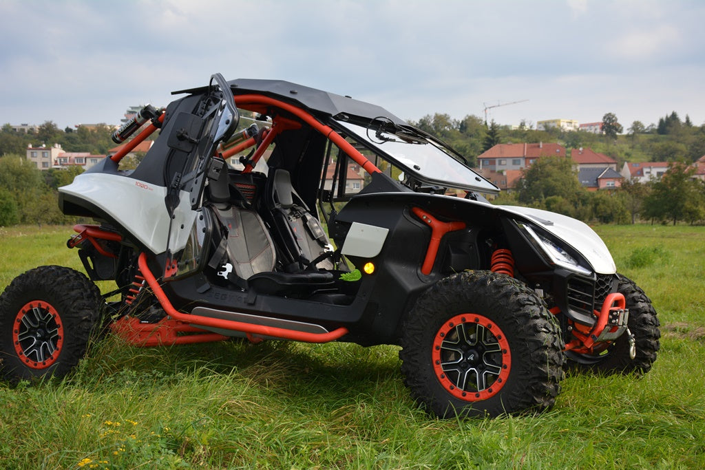 Puolihytti (tuulilasi, katto, takalasi) sis. pyyhin, pesin Segway Villain